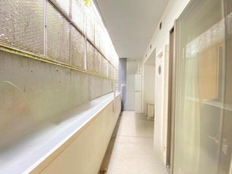 バルコニー 南向きバルコニーです。たくさんの洗濯物を干せる広々とした空間です。（2025.10.31 こちらの写真は一部家具消しの加工を行っております）