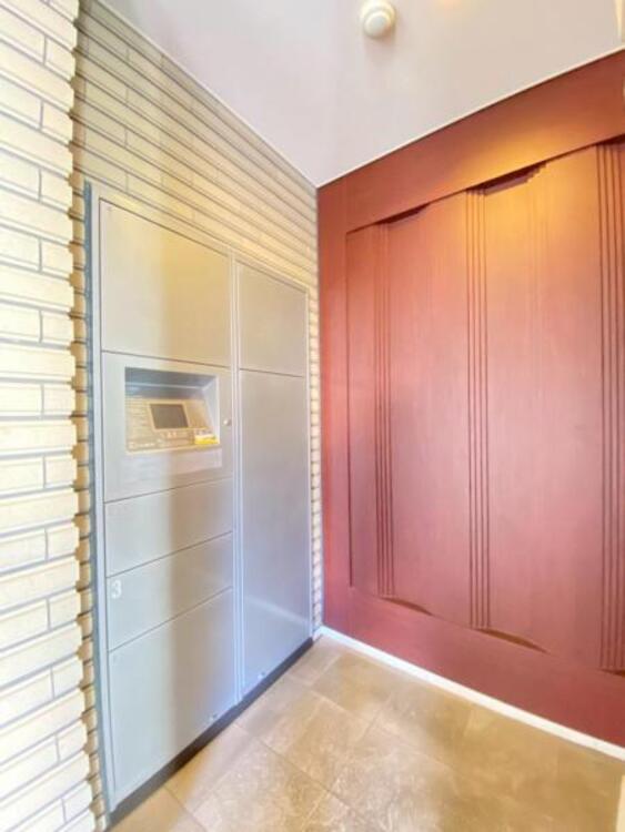 その他 宅配ボックス　ネットショッピングの隆盛により、ますます利用者が増える宅配便。不在時でも荷物を受け取れる宅配ボックスは共働きをはじめ、様々なご家庭に便利です。（2025.10.31）