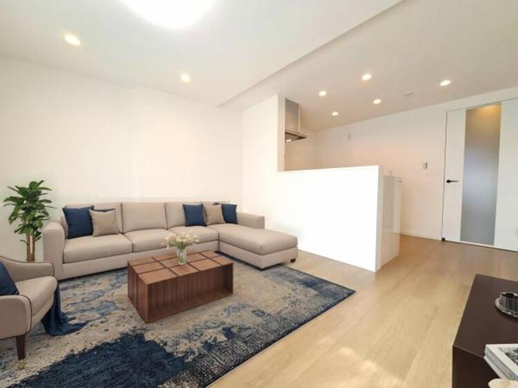 居間 リビング（配置してある家具はCGによるイメージです。）ゆとりあるキッチンスペースを備えるリビングは家族が1番くつろげる癒しの空間です。