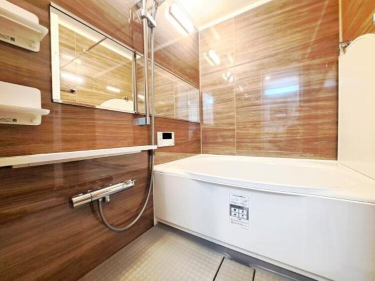 風呂 浴室乾燥機付きで雨の日の洗濯も可能です。汚れが付き辛くお掃除が楽な仕様となっております。