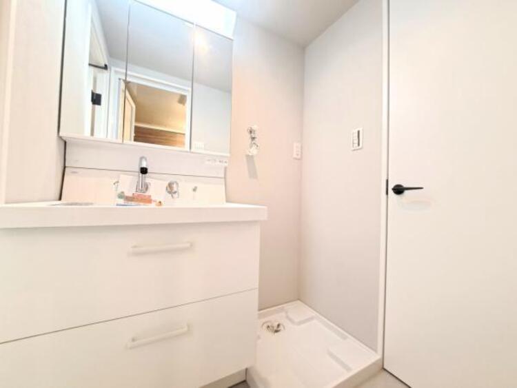 洗面 三面鏡の裏は機能的な収納を配置。コンセントも付いているため電動シェーバーや電動歯ブラシも収納できます。