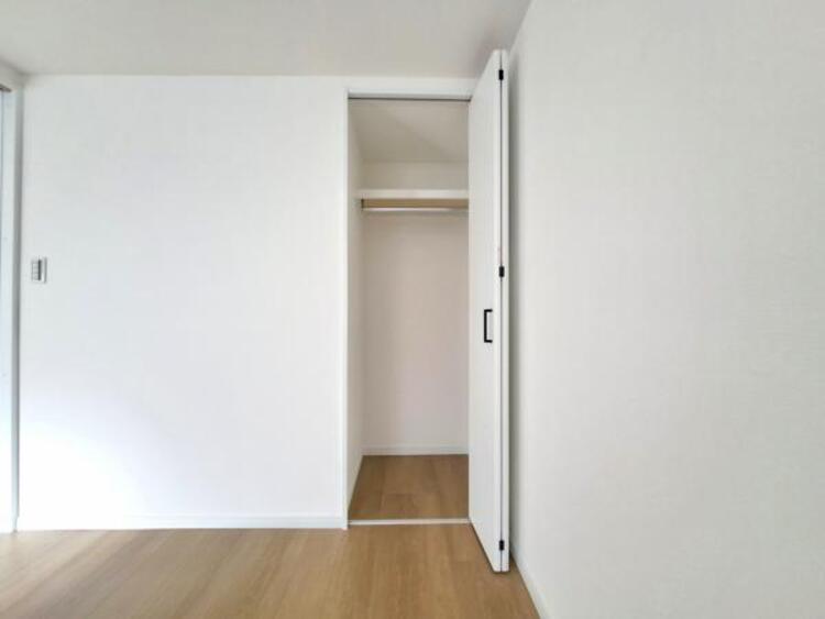 収納 クローゼットには棚やハンガーパイプが備えられているので、大切なお洋服にしわを付けずにそのまましまうことが出来ます。