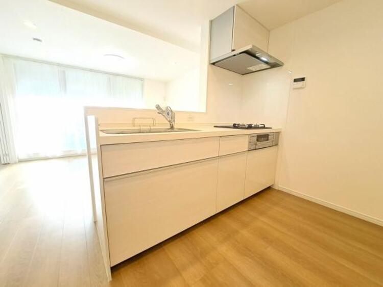 設備 キッチンはご家族との会話が楽しめる対面カウンタータイプを採用。リビングで遊ぶお子様の様子をうかがいながらお料理もできます。