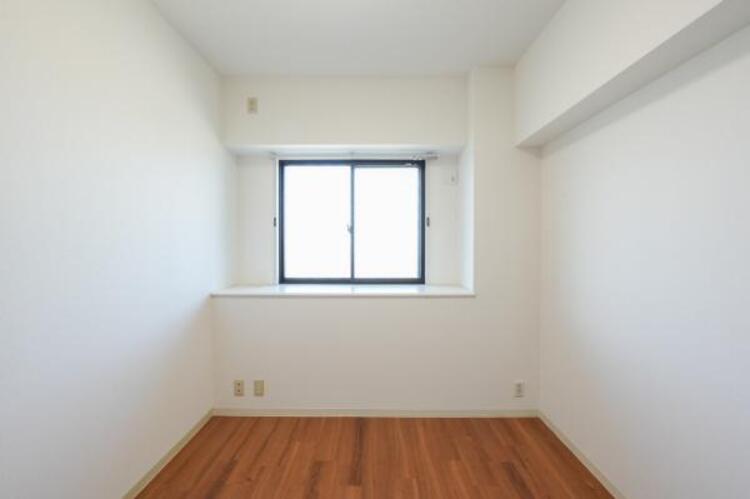 内装 洋室にも窓がございますので、風通しが良い作りとなっております。