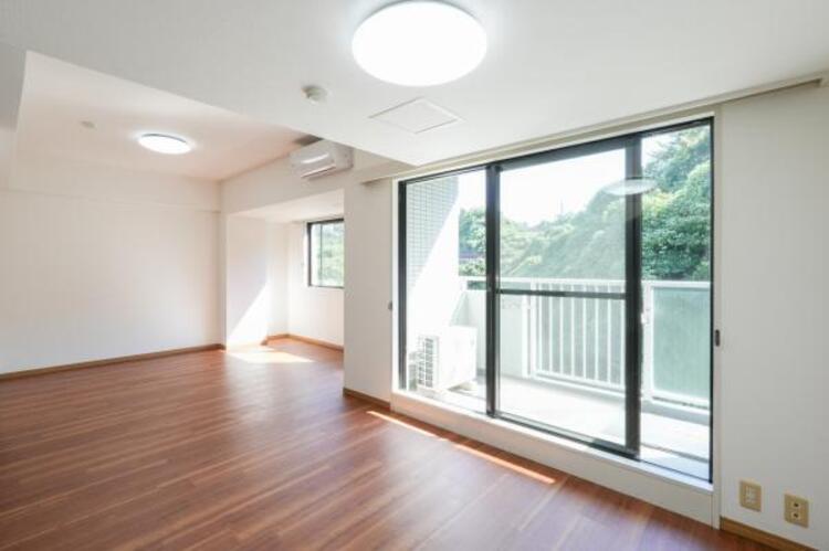 居間 お気に入りのソファで一日ゆったりとくつろぐ時間を最優先にする。寝る前のひととき、柔らかな光の下で画集を開きながら静かなときを過ごしたい。そんな自分スタイルをかなえられる空間です。