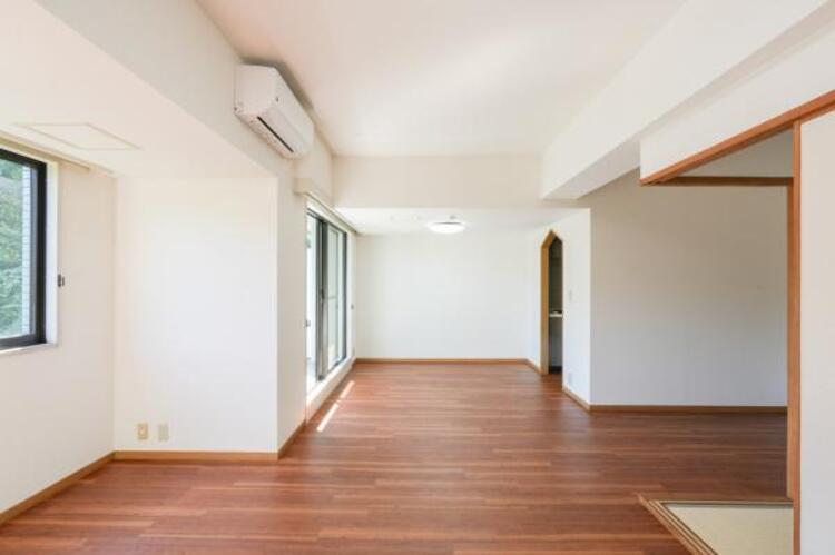 居間 19.8帖のゆったりとしたリビングです。明るさと風が入る窓配置が安らげる空間を演出します。