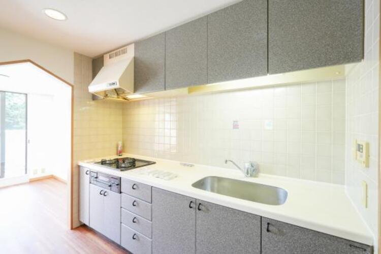 キッチン シンクやコンロの下などは圧力鍋やパスタ鍋などのかさばる調理器具の出し入れもスムーズに行える大容量の収納でスペースを有効活用できます！