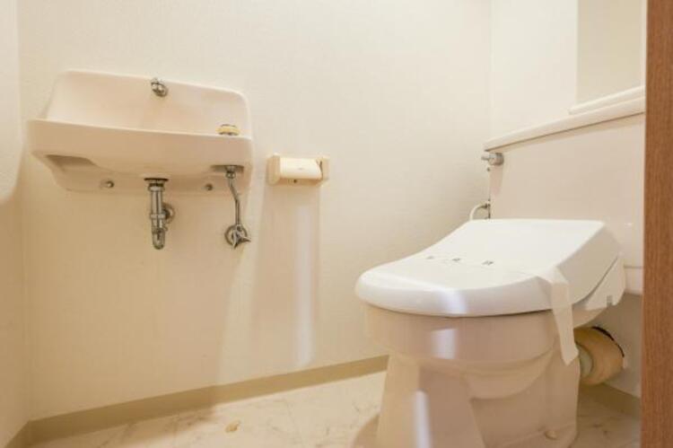 トイレ 白を基調としたウォシュレットトイレは清潔感あるプライベート空間を演出します。