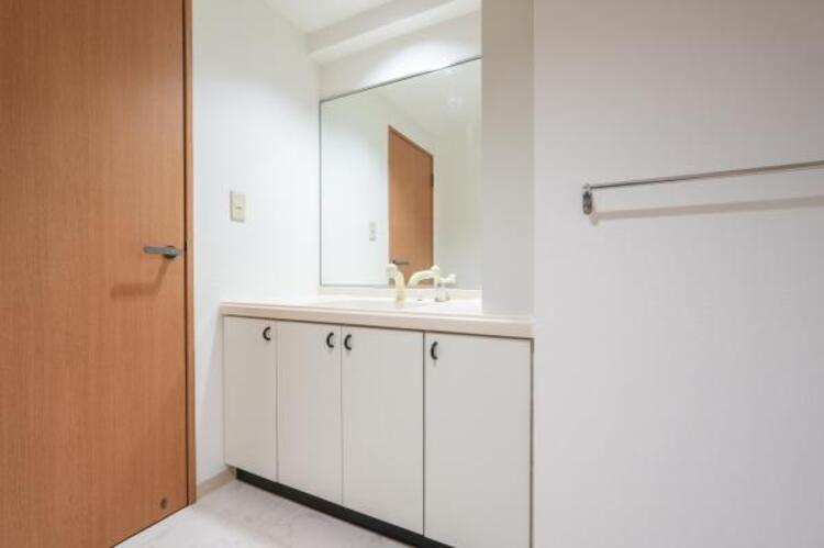 洗面 洗顔、手洗いは勿論の事、シャワーヘッドになっているため洗髪も可能な多機能洗面台です。