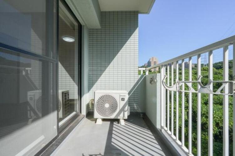 バルコニー 開放感のある眺望。陽光、風通しのよいバルコニー。お洗濯物も乾かしやすいですね。