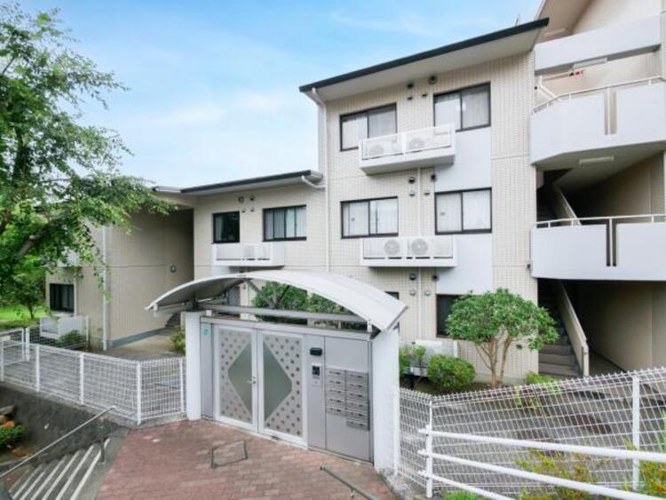 エントランス エントランスは、まさに顔となる場所。シンプルながらも格調高い雰囲気を漂わせる上質な空間です。