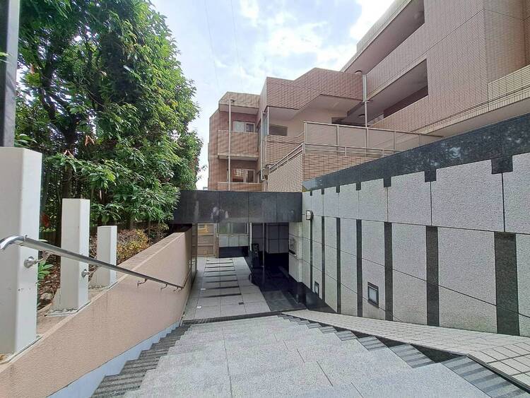 その他 共用部の階段です。明るく清潔に管理されています。