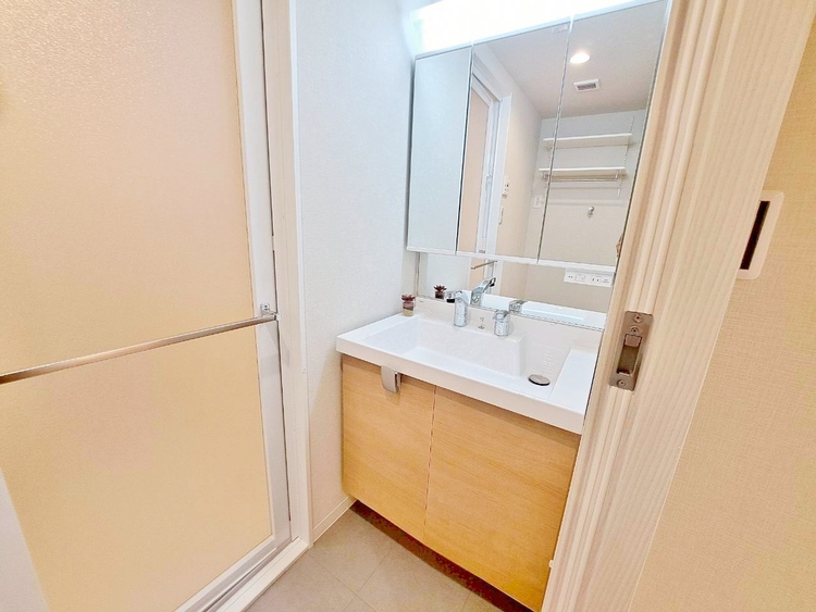 その他 清潔感を感じられる洗面化粧台。