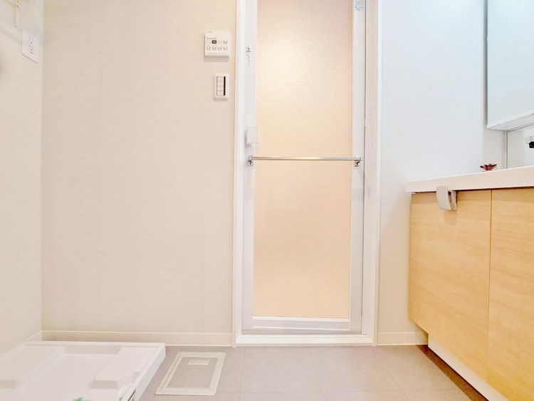 その他 十分な広さの脱衣所。