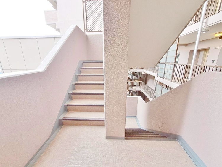 その他 共用部の階段です。明るく清潔に管理されています。