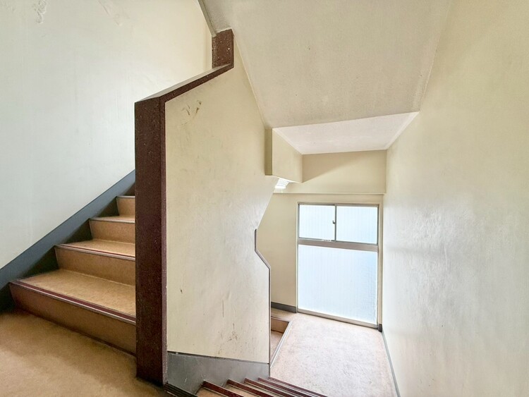 その他 共用部の階段です。明るく清潔に管理されています。