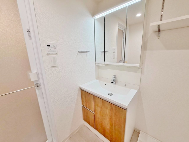 その他 清潔感を感じられる洗面化粧台。