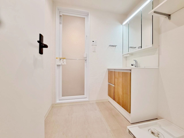 その他 十分な広さの脱衣所。