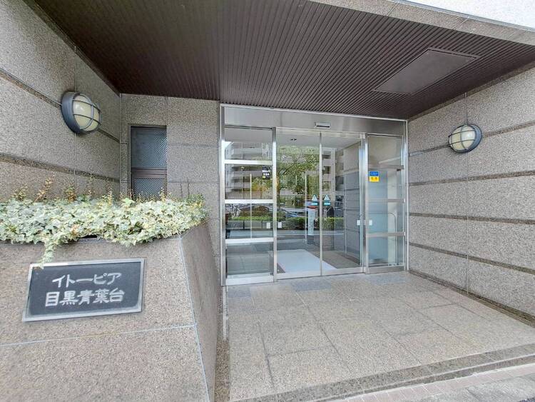 その他 上質感漂う玄関アプローチです。