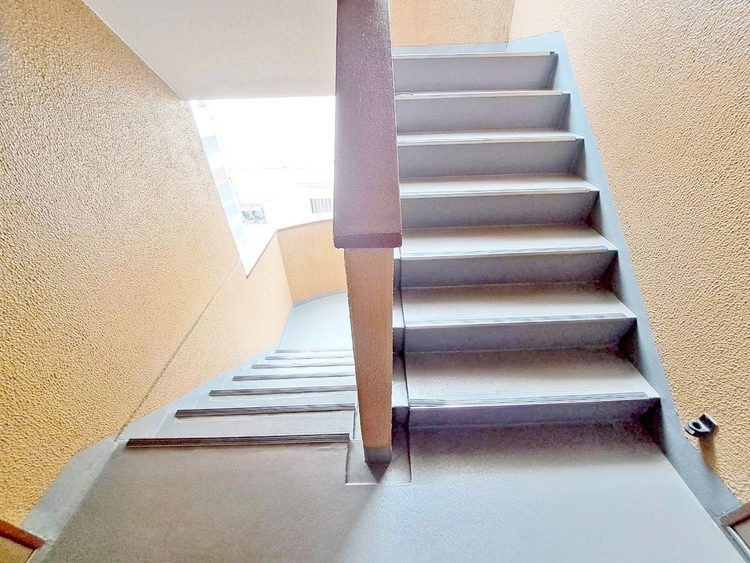 その他 共用部の階段です。明るく清潔に管理されています。