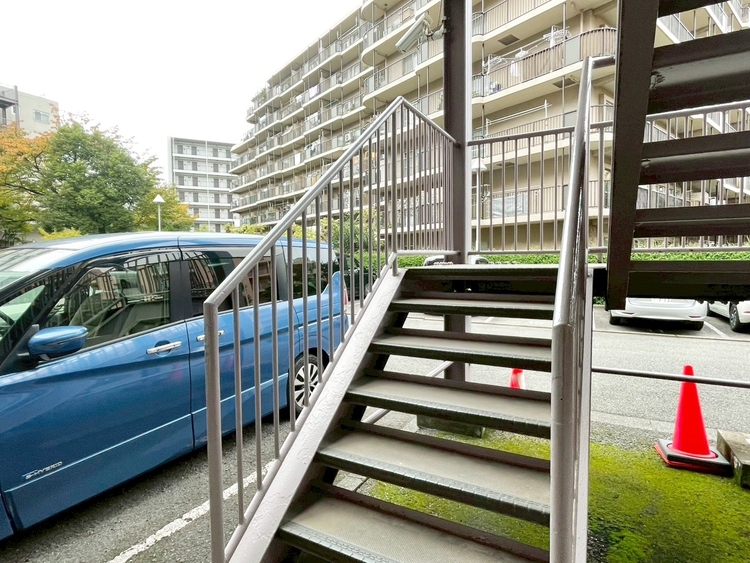 その他 共用部の階段です。明るく清潔に管理されています。