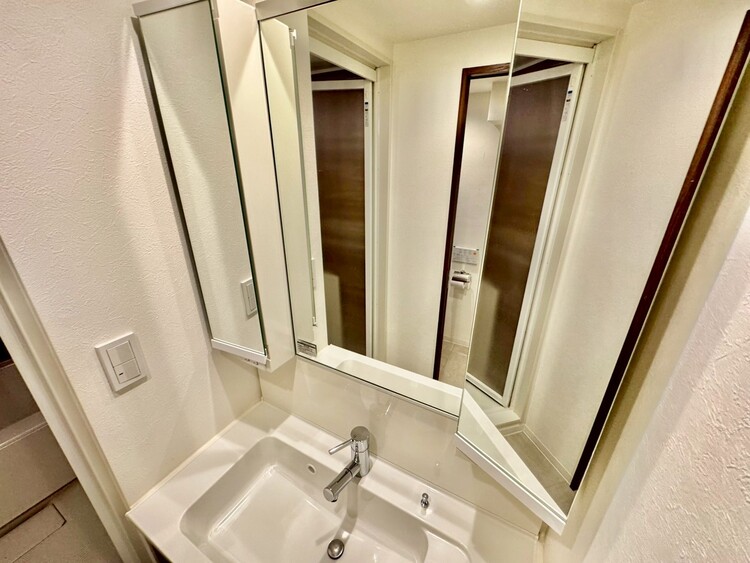 その他 清潔感を感じられる洗面化粧台。