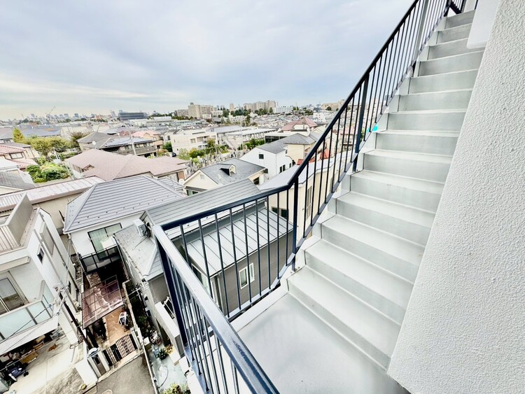 その他 共用部の階段です。明るく清潔に管理されています。