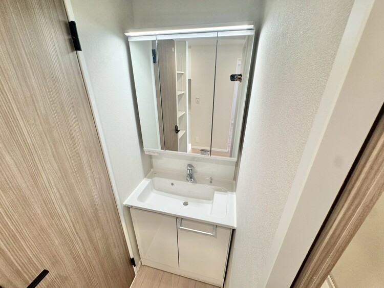 その他 清潔感を感じられる洗面化粧台。