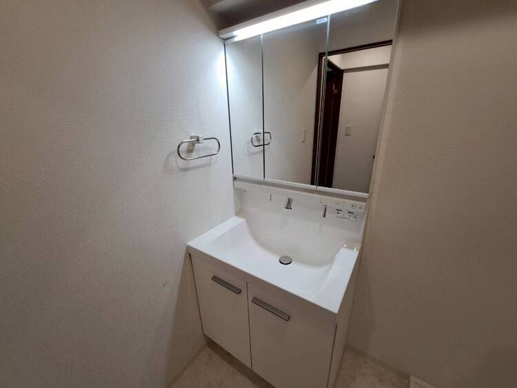 その他 清潔感を感じられる洗面化粧台。