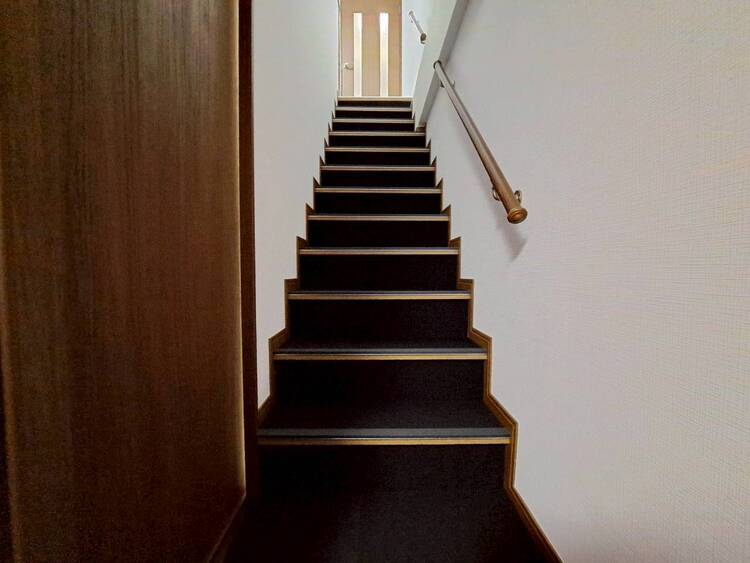 その他 共用部の階段です。明るく清潔に管理されています。