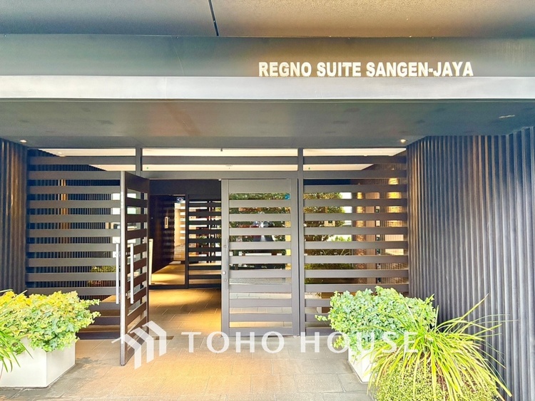 外観 澄み切った空に映える外観。デザイン性の高さと新築のような清潔感。こんなマンションで毎日を生きて行きたい。