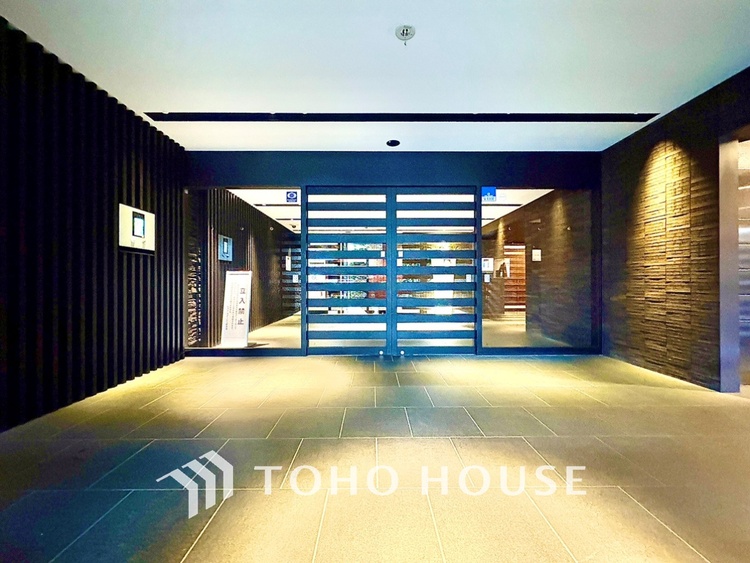 エントランス 高級感溢れるエントランス。新築時の造りの良さが伺える。