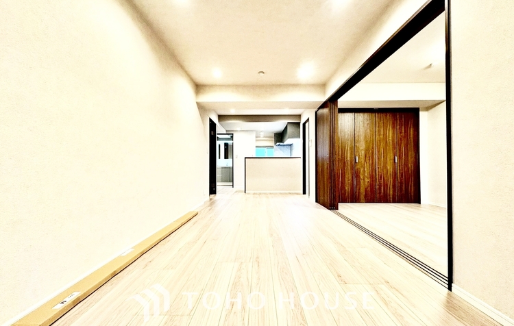 内装 ◆居心地のいい暮らし◆には欠かせない眩い採光。ゆったりとした幅の窓からこの空間に降り注ぐ採光が絶えない。明るいリビングこそ居心地のいい暮らしが待っているのだと思う。