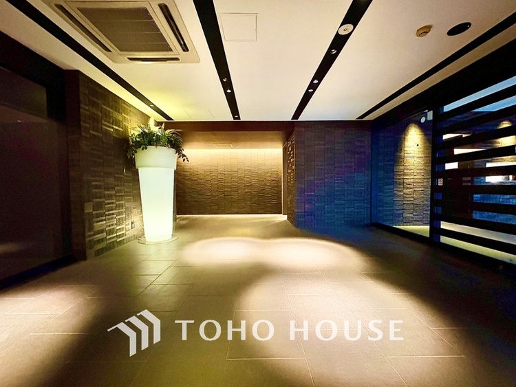 その他 夕暮れ時に迎える優しい光。暖かく心休まるほっとする瞬間。家族のもとへ。幸せのもとへ。