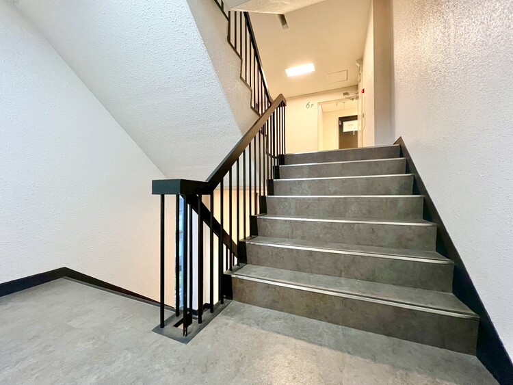 その他 共用部の階段です。明るく清潔に管理されています。