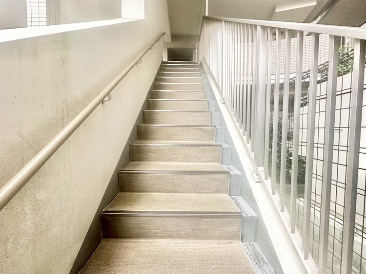 その他 共用部の階段です。明るく清潔に管理されています。