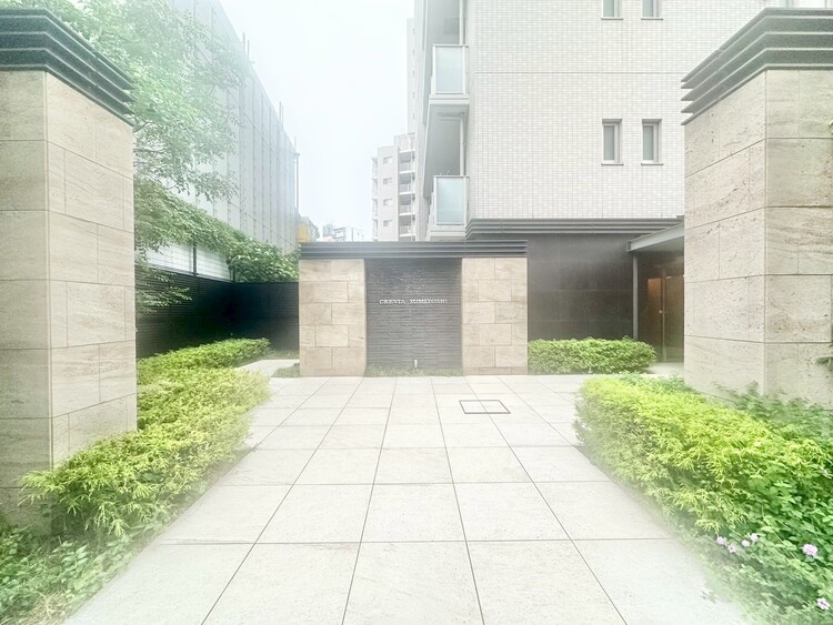 その他 上質感漂う玄関アプローチです。