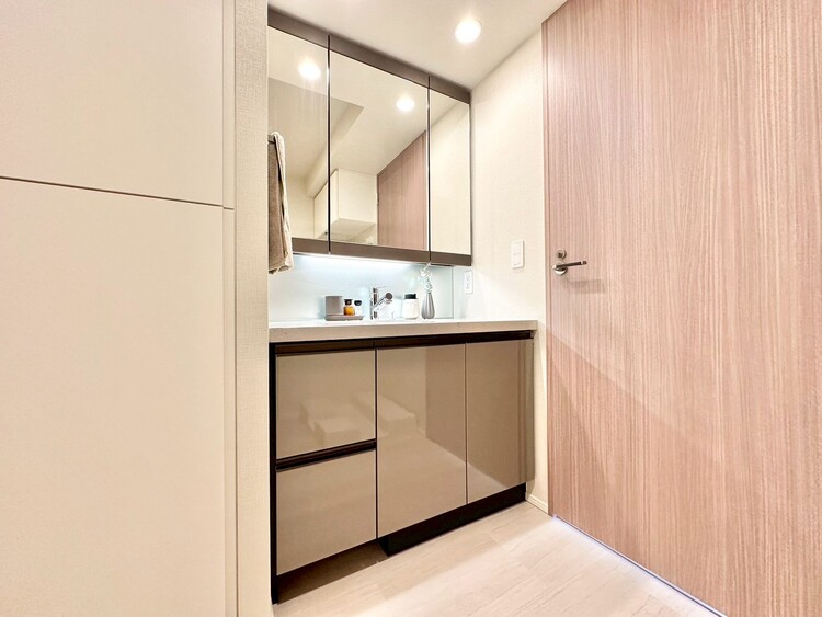 その他 清潔感を感じられる洗面化粧台。