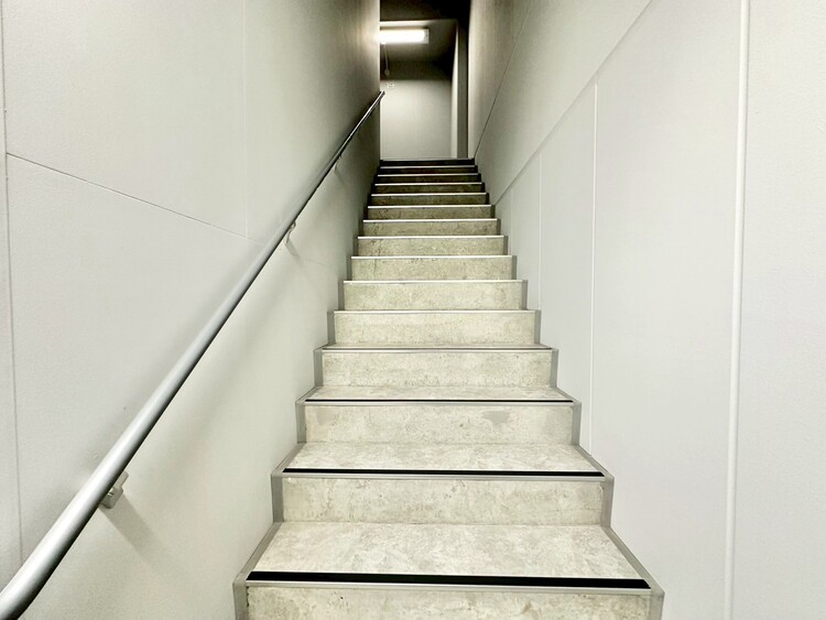 その他 共用部の階段です。明るく清潔に管理されています。