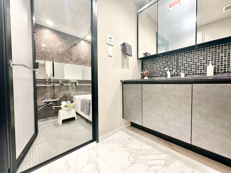 その他 十分な広さの脱衣所。