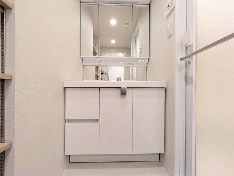 その他 清潔感を感じられる洗面化粧台。