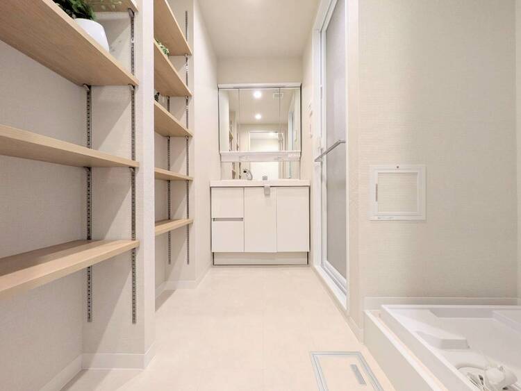 その他 十分な広さの脱衣所。