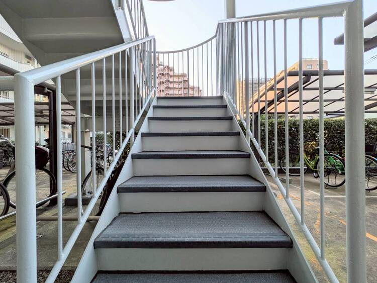 その他 共用部の階段です。明るく清潔に管理されています。