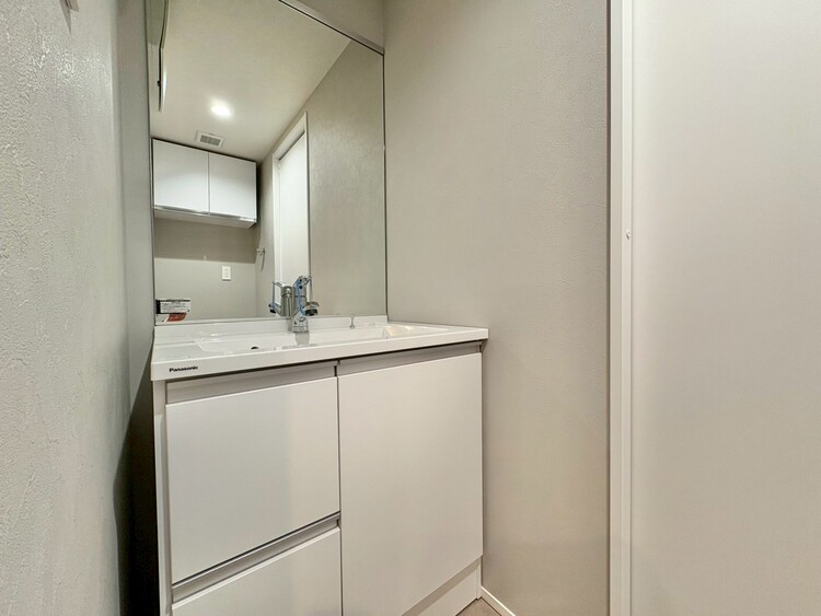 その他 清潔感を感じられる洗面化粧台。