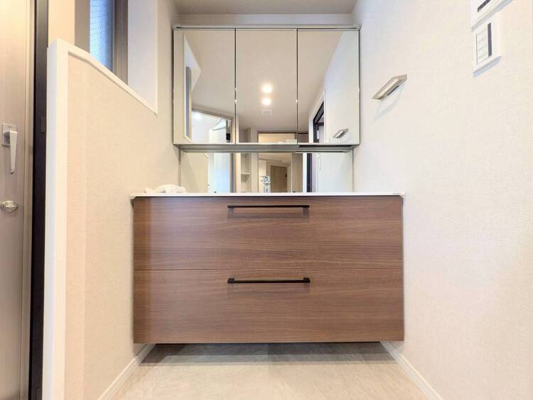 その他 清潔感を感じられる洗面化粧台。