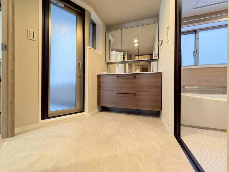 その他 十分な広さの脱衣所。