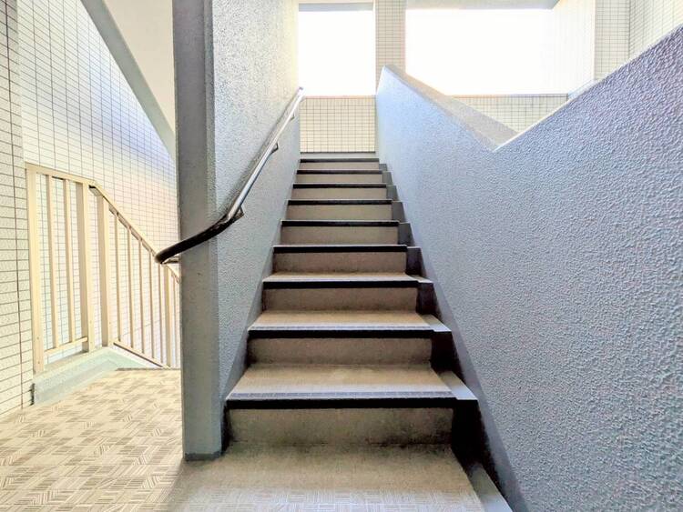 その他 共用部の階段です。明るく清潔に管理されています。