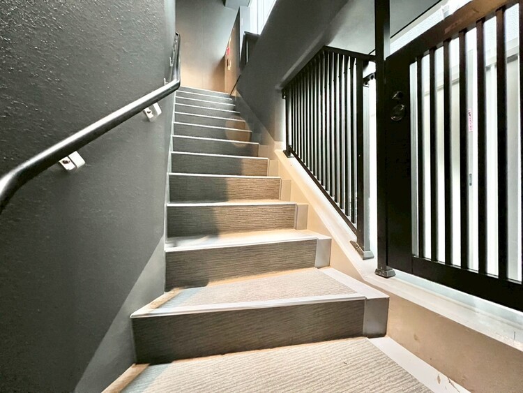 その他 共用部の階段です。明るく清潔に管理されています。