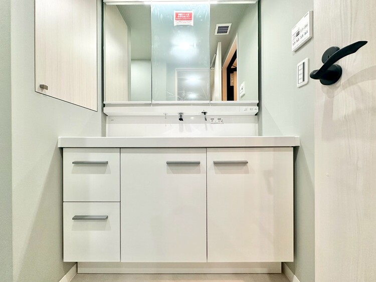 その他 清潔感を感じられる洗面化粧台。