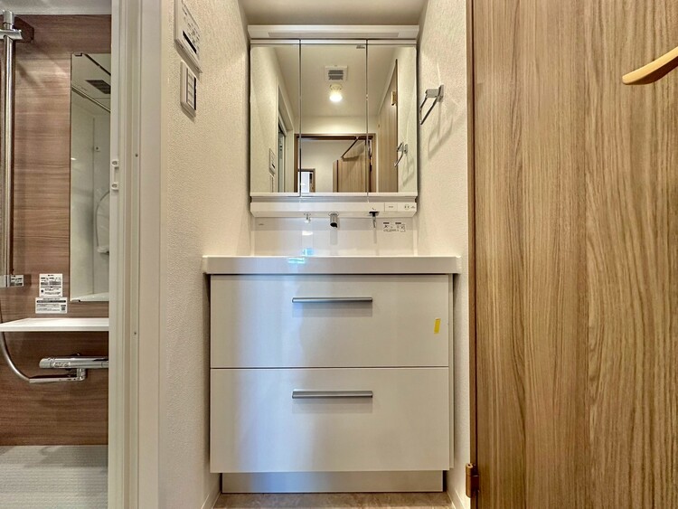 その他 清潔感を感じられる洗面化粧台。